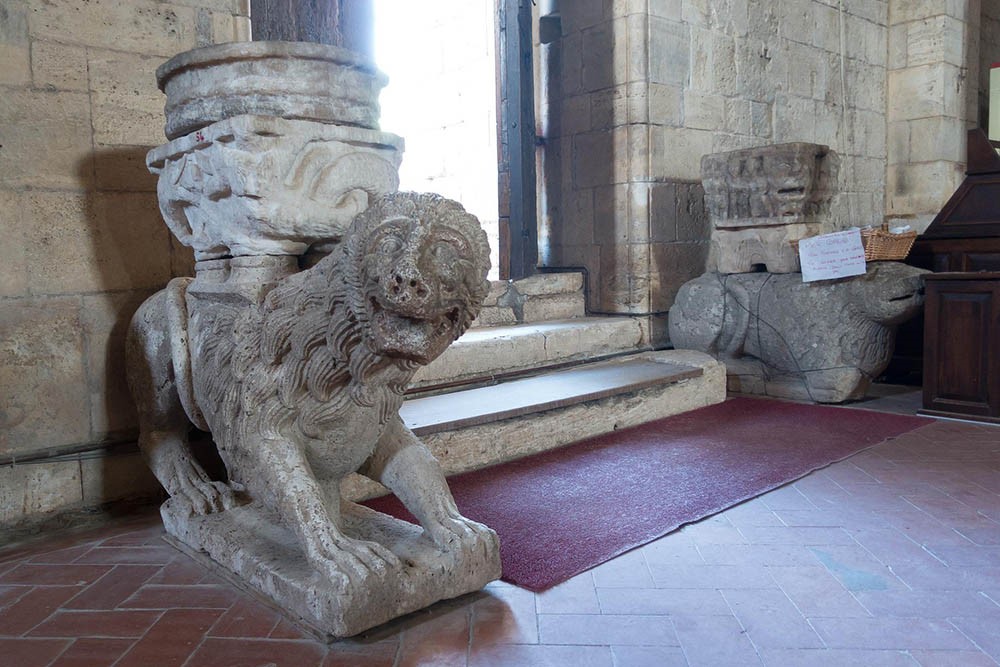 Acquasantiere all'ingresso dell'abbazia Abbazia-di-SantAntimo